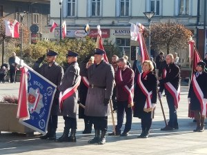 poczty sztandarowe prezentują sztandar