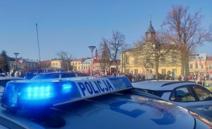 napis policja na radiowozie