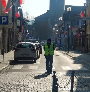 policjant stoi na skrzyżowaniu