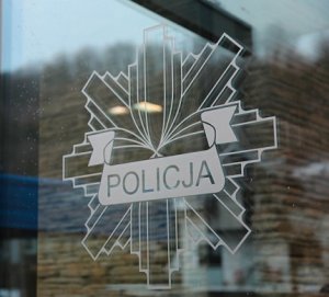 logo policja na szybie