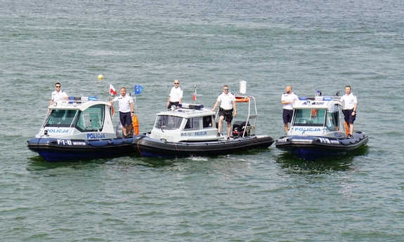 trzy policyjne łodzie na jeziorze