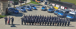 zdjęcie z góry  policjantów stojących w szyku