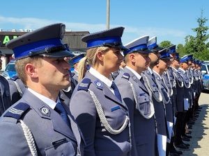 policjanci i policjantka stoją w szyku w mundurach galowych