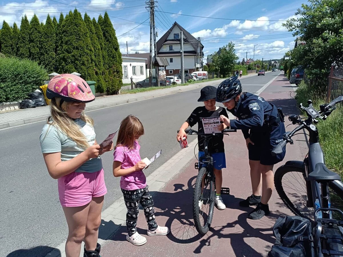 Policjanci prowadzą patrol rowerowy dla bezpieczeństwa na szlakach